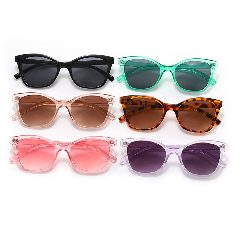 Women’s elegant sunglasses in a modern cat-eye style Bowlift