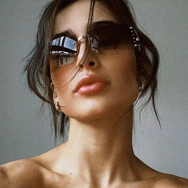 Women's extravagant sunglasses in a modern design with fine accents Karnz