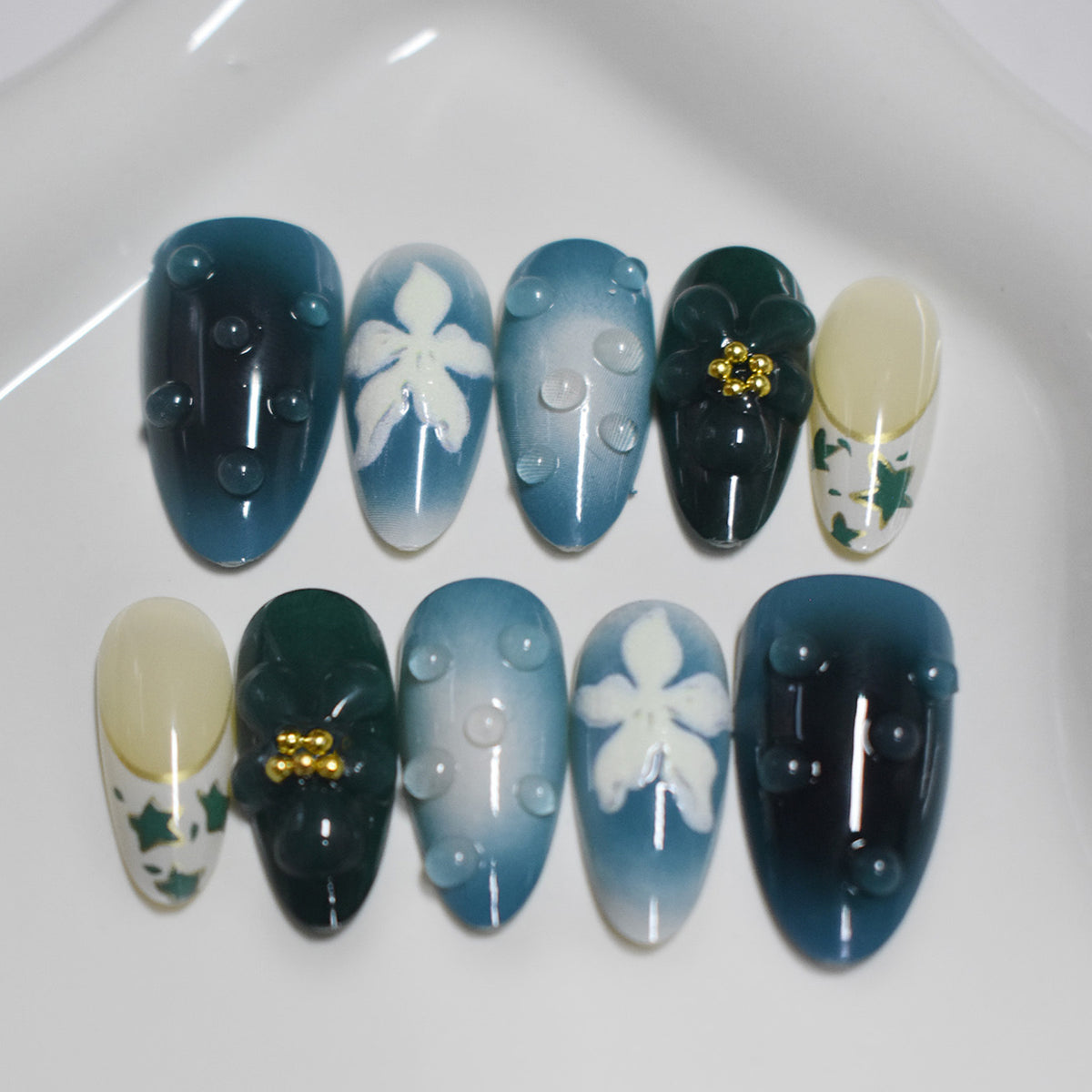 Decorative Press-On Nail Art with Floral Elements Acalora