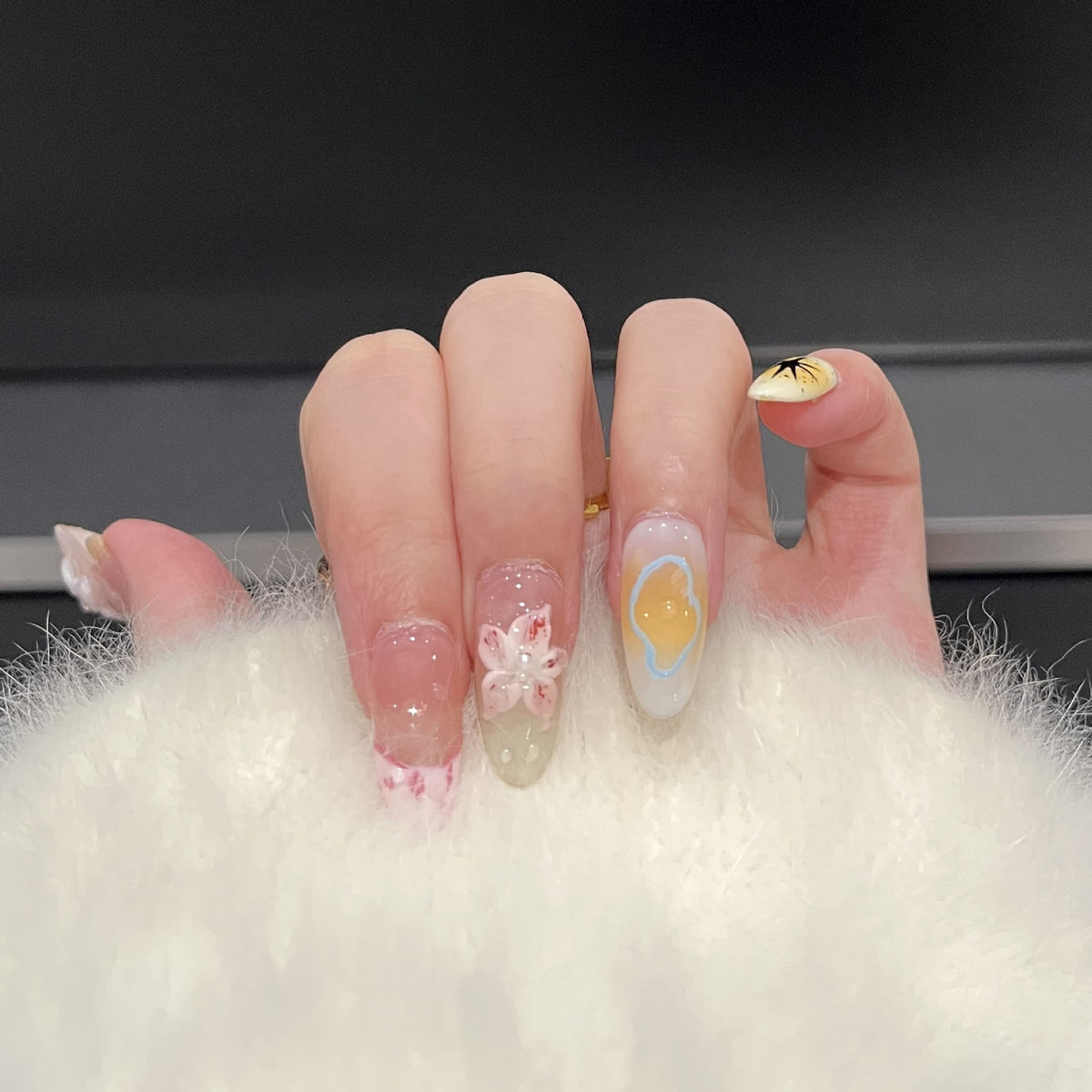 Artistic Floral Press-On Nail Art Set Acalora