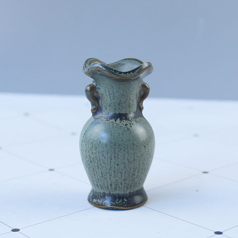 Elegant ceramic vase with artistic design Acalora