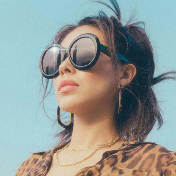 Ladies fashionable sunglasses with large frame and UV protection Bowlift