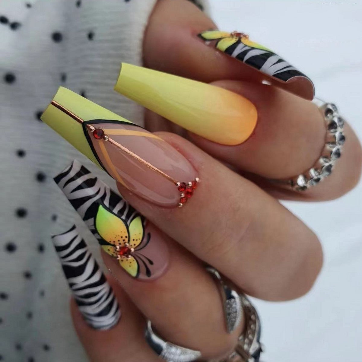 Creative press-on nails with flower and animal designs Acalora