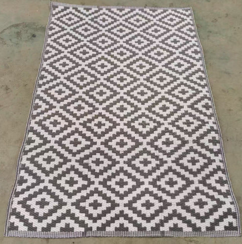 Elegant decorative rug with geometric pattern