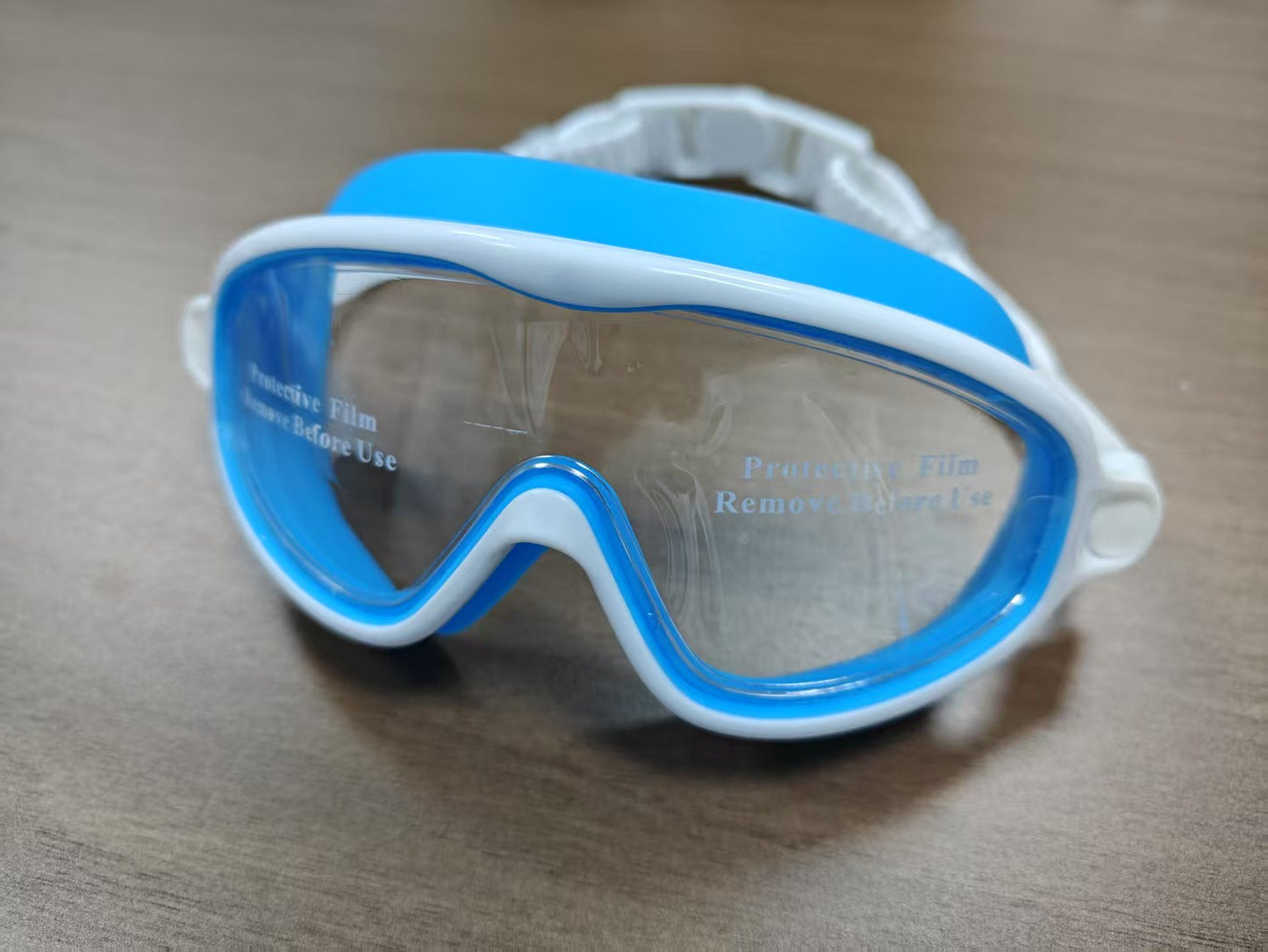 Swimming mask with wide field of vision and UV protection Bowlift