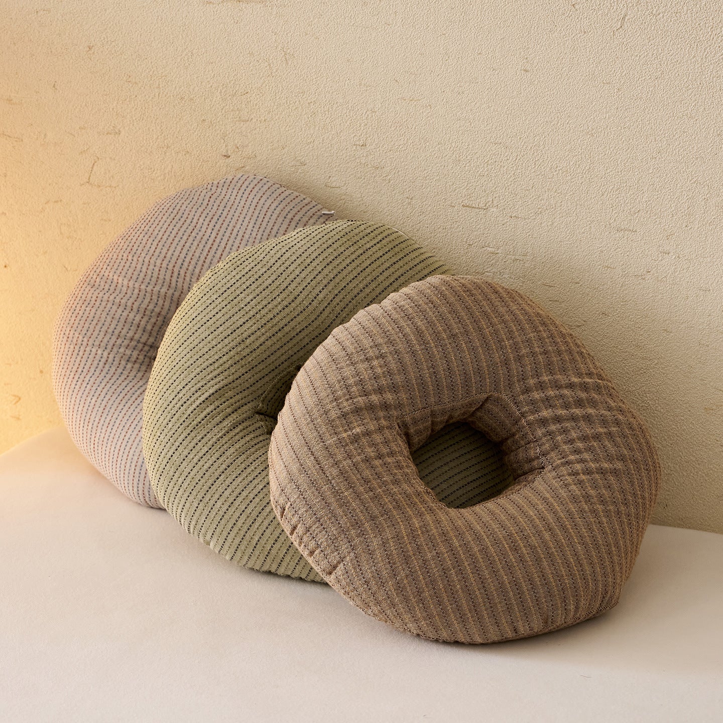 Comfortable donut pillow with ergonomic design Bowlift