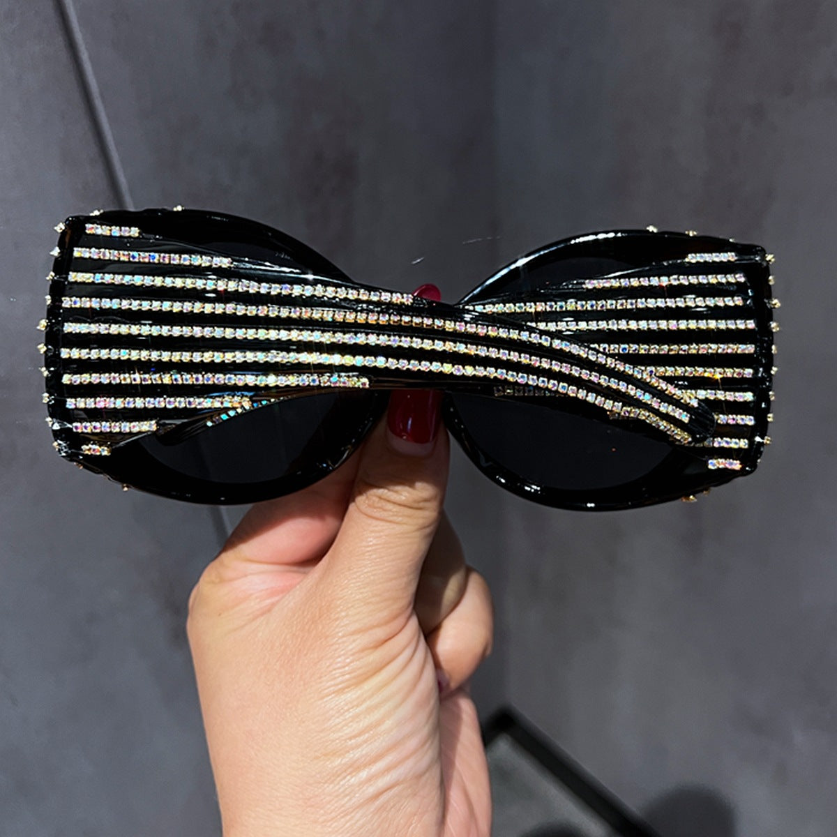 Ladies Glamorous Sunglasses with Sparkling Crystal Decorations Bowlift