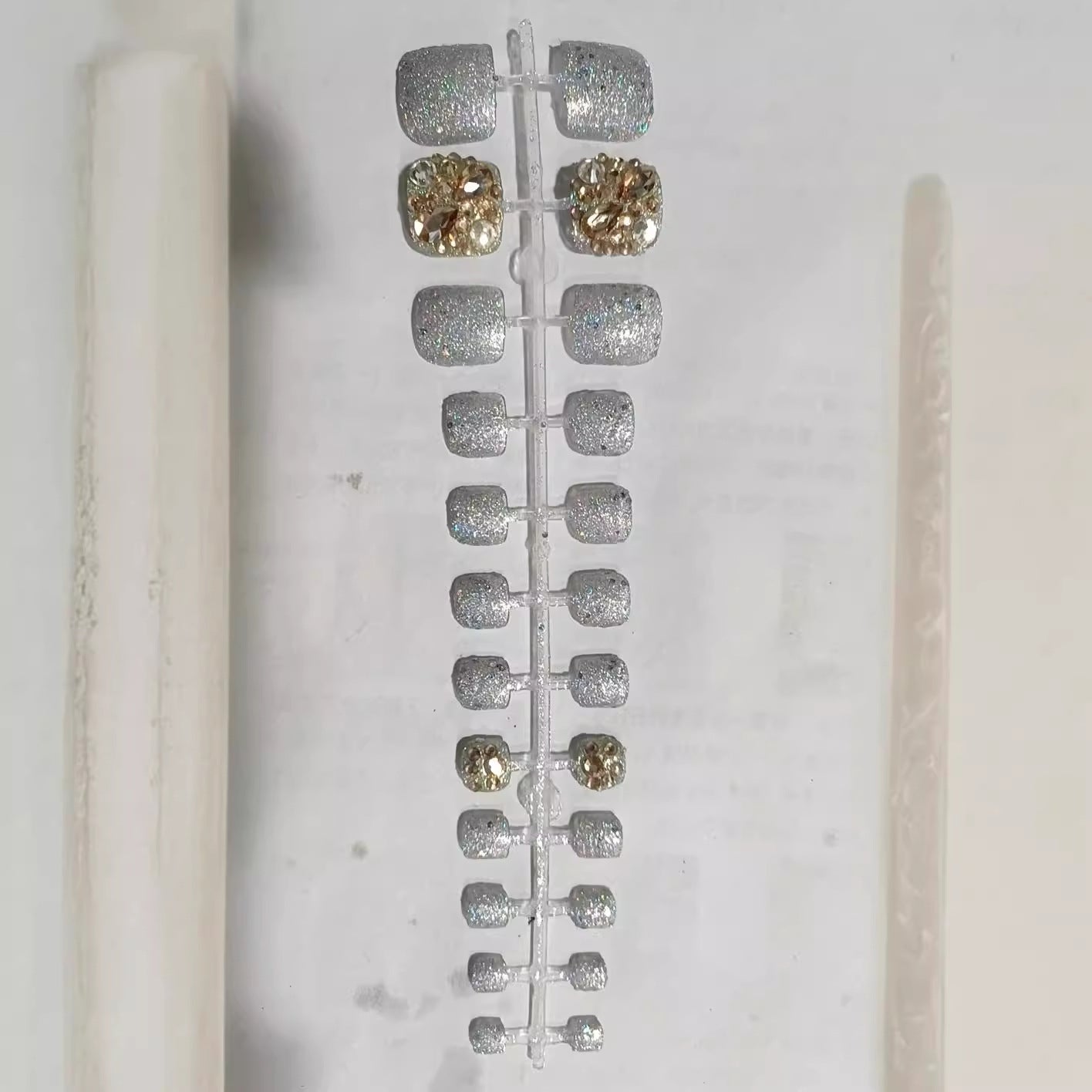 Glamorous Rhinestone-Decorated Press-On Nail Set Acalora