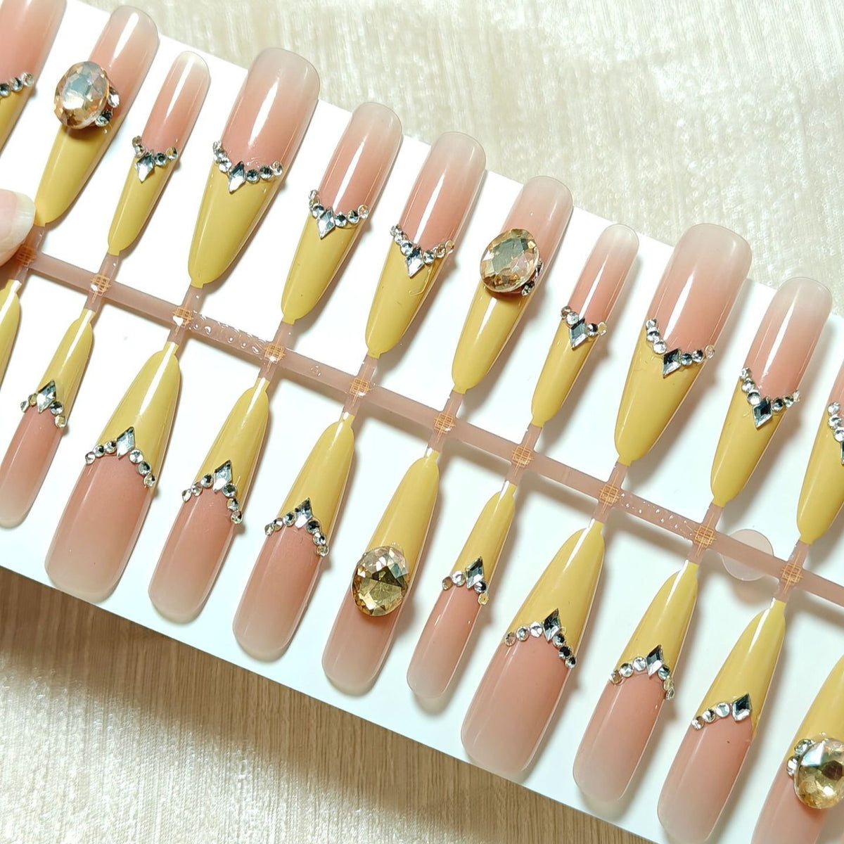 Artificial nails with elegant 3D applications and glitter Acalora