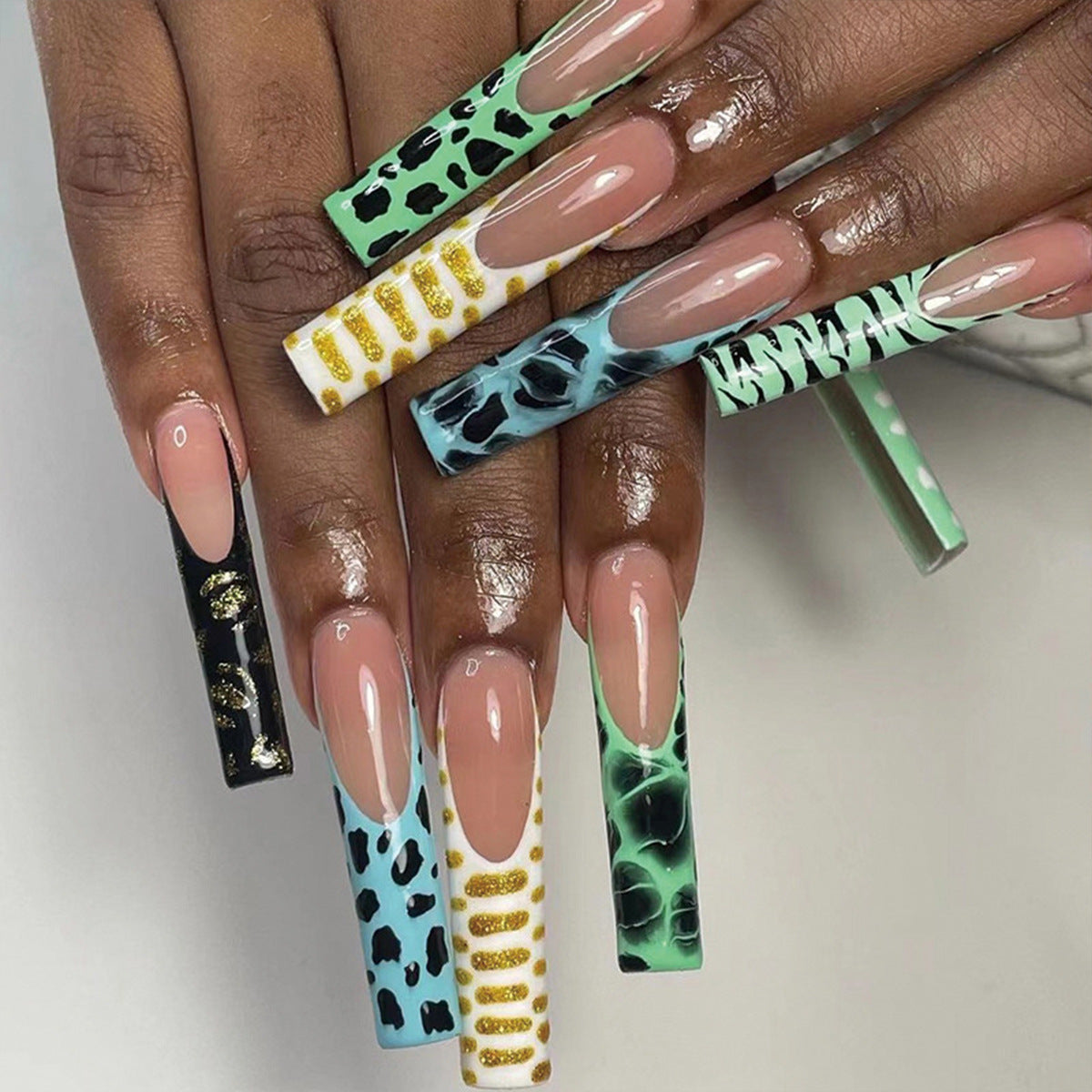 Elegant Crystal-Embellished Press-On Nail Design Acalora