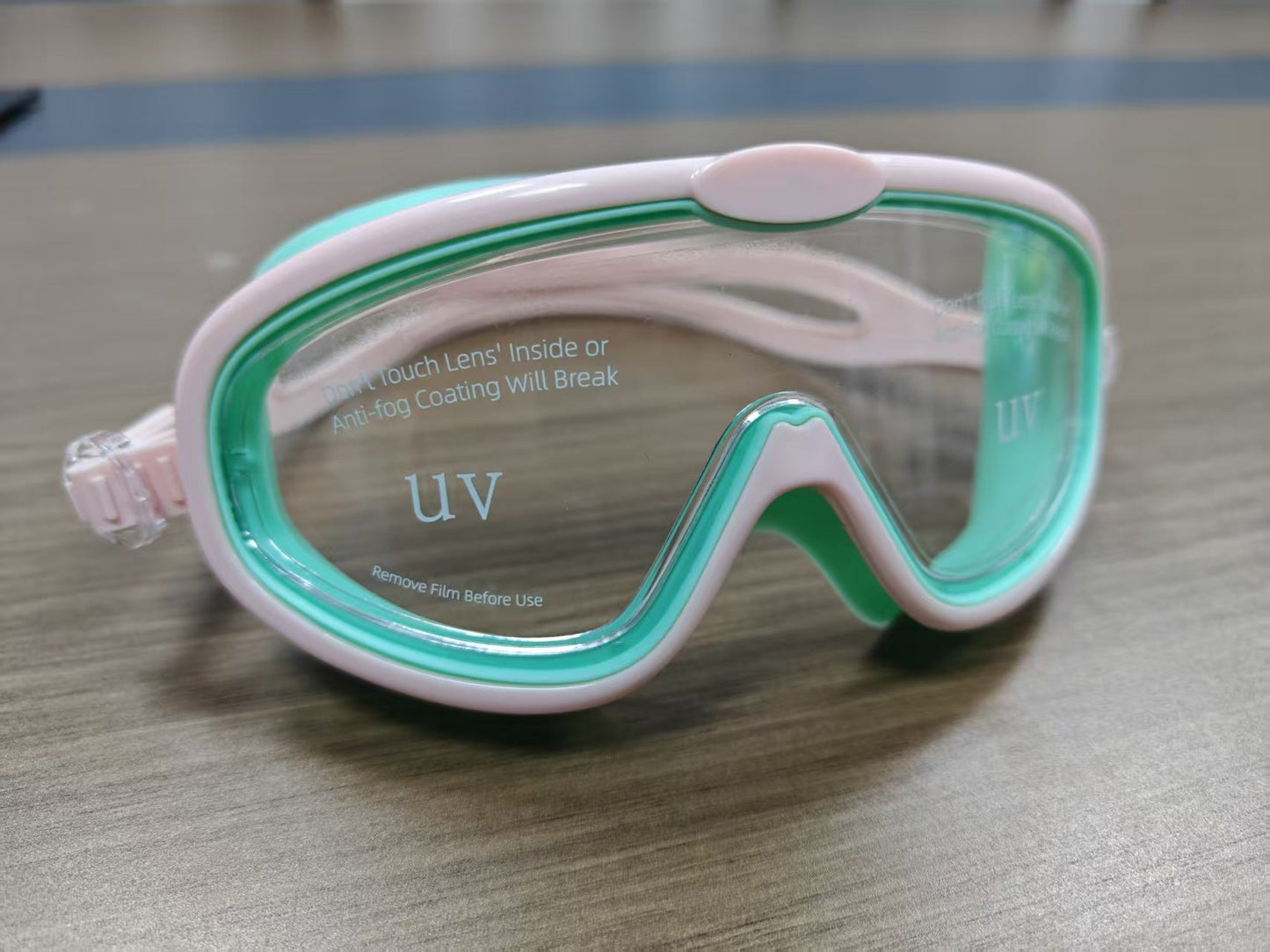 Swimming mask with wide field of vision and UV protection Bowlift