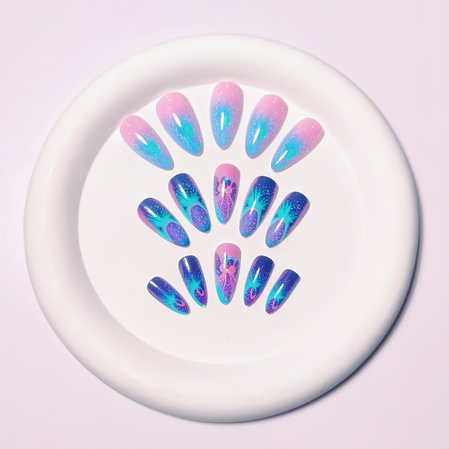 Artistic Jellyfish-Inspired Nail Art Acalora