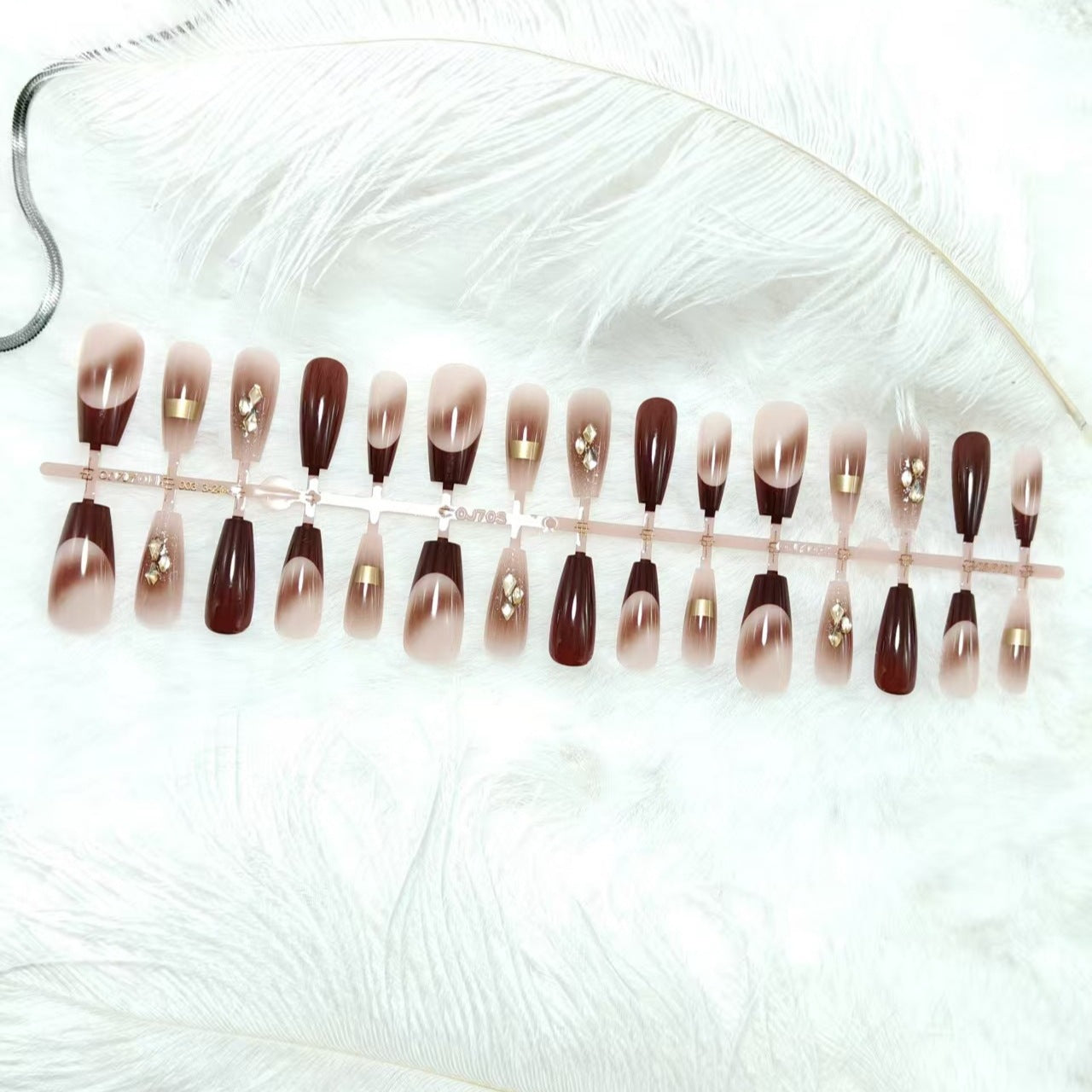 Artificial nails with elegant color gradients and jewelry details Acalora