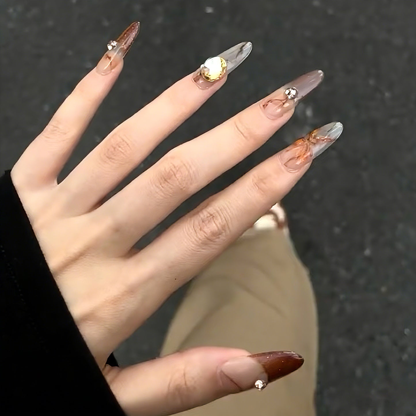 Artificial nails with elegant 3D details and sparkling accents Acalora