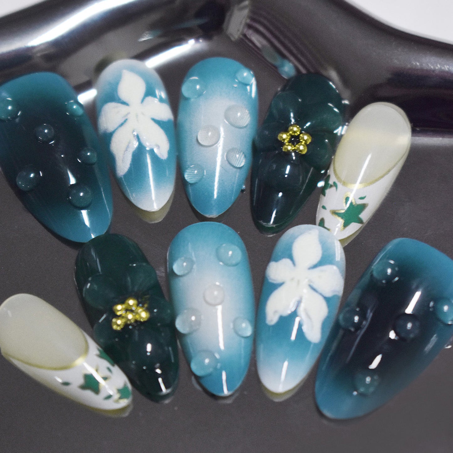 Decorative Press-On Nail Art with Floral Elements Acalora