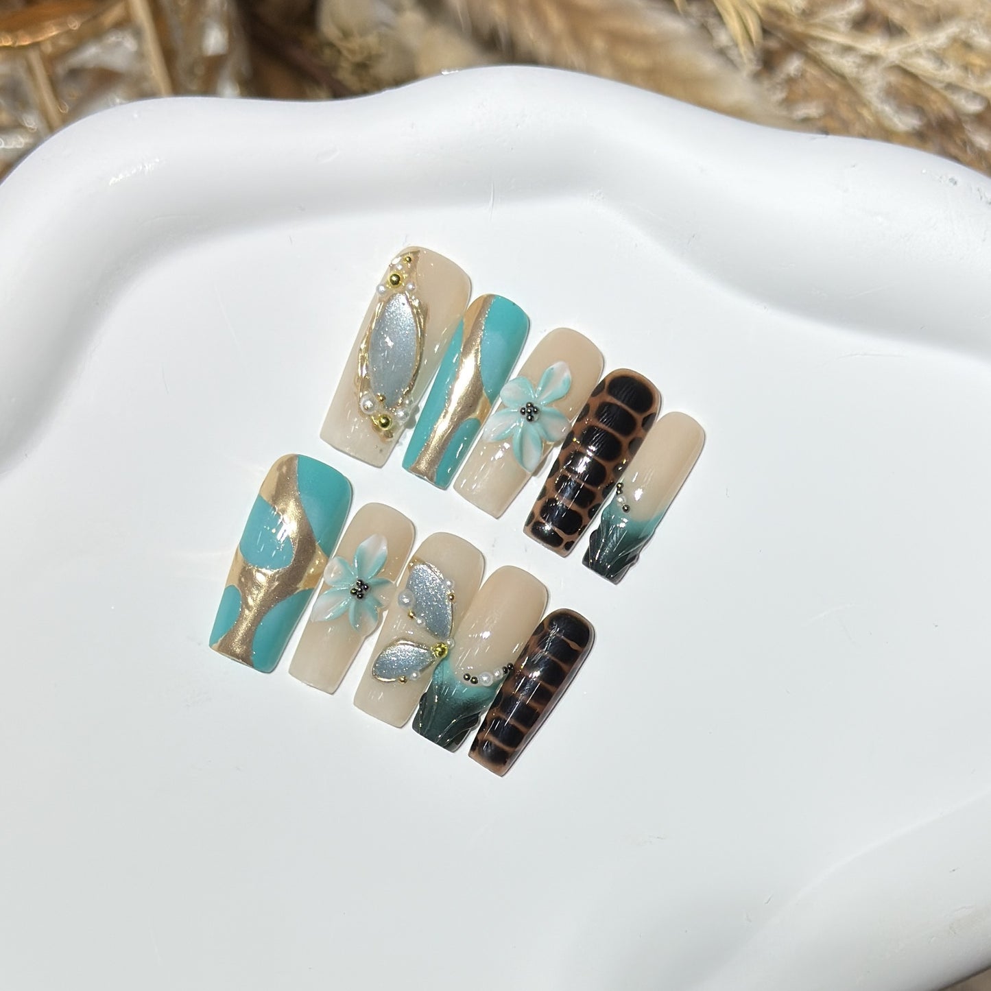Artistic Press-On Nail Art Set with Floral and Geometric Designs Acalora