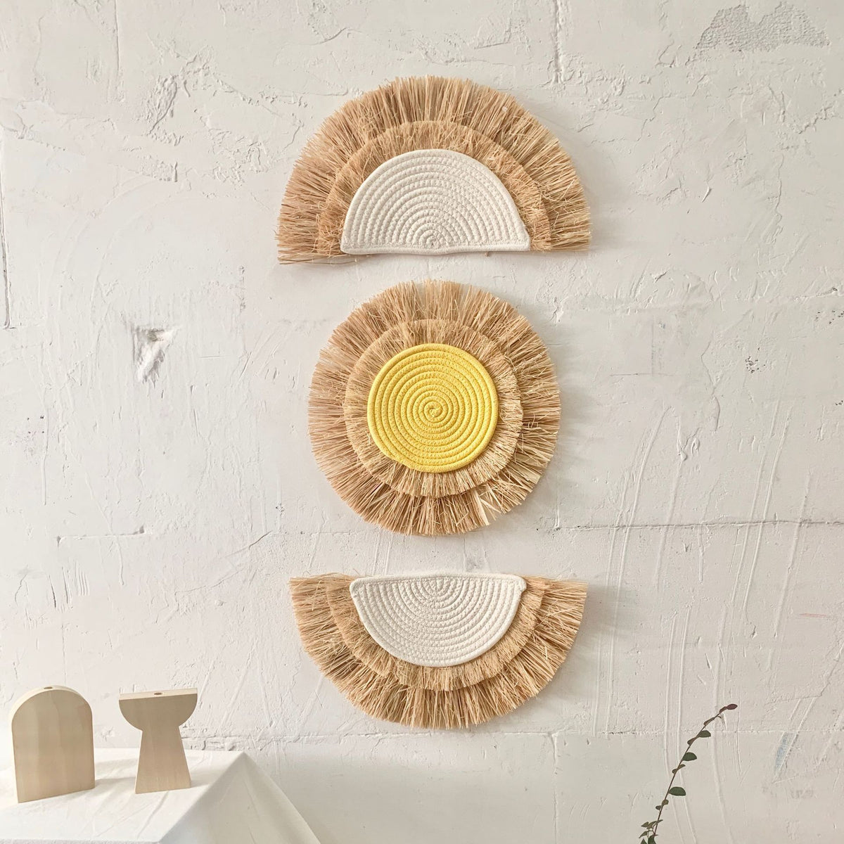Decorative wall decoration with synthetic fiber and wooden beads Acalora