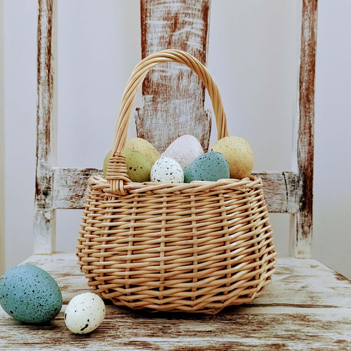 Handcrafted basket made of natural wicker Acalora