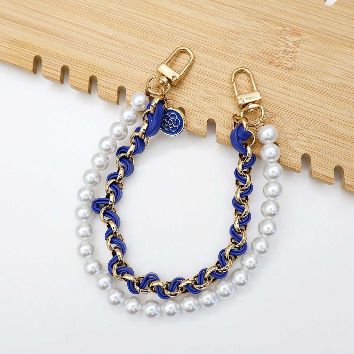 Chic Pearl-Chain Eyewear Holder Acalora