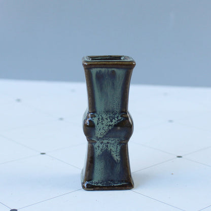 Elegant ceramic vase with artistic design Acalora