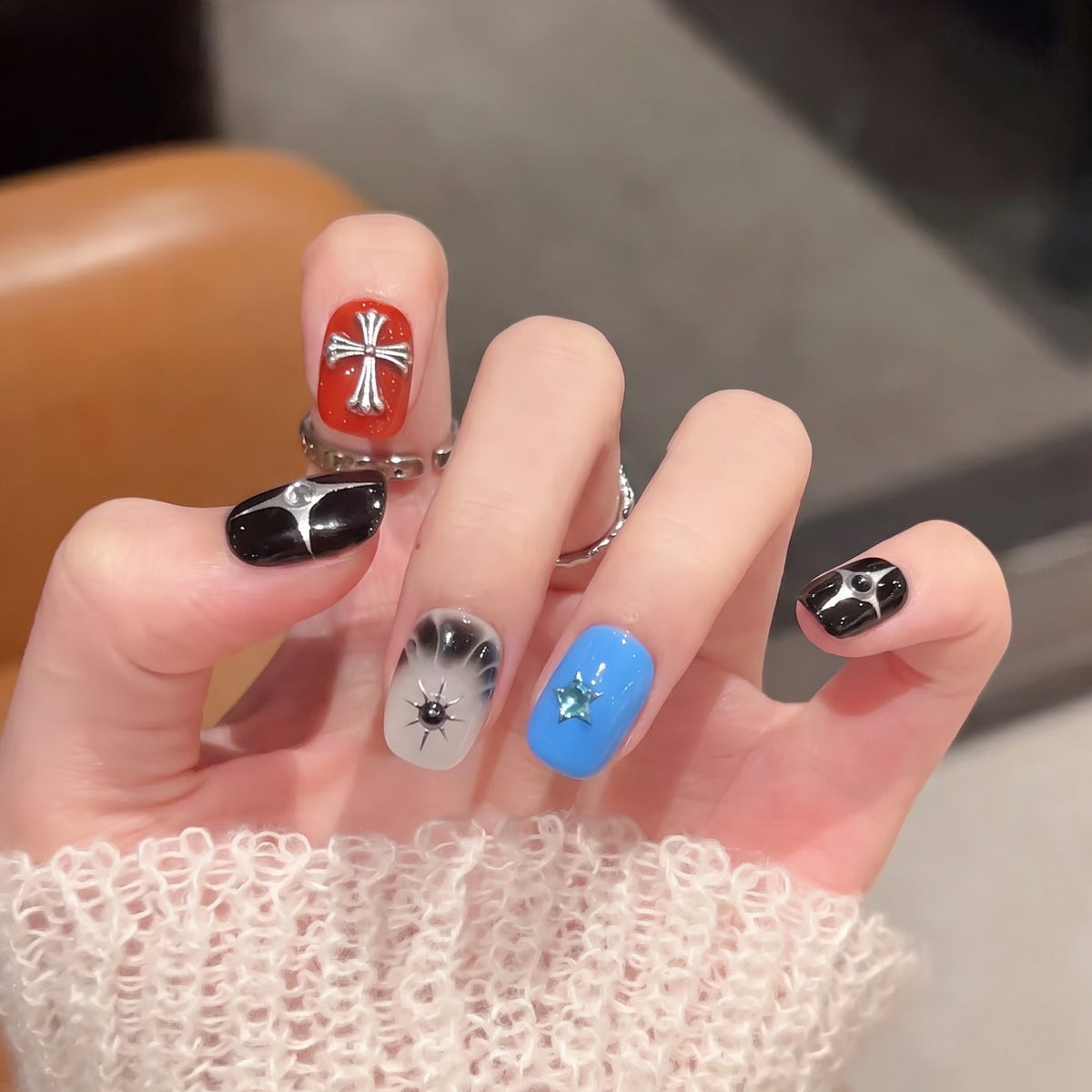 Artisanal Press-On Nail Set with Decorative Details Acalora