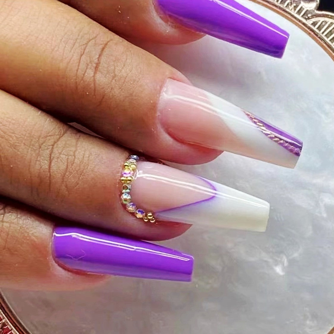 Artificial nails with stylish geometric accents Acalora