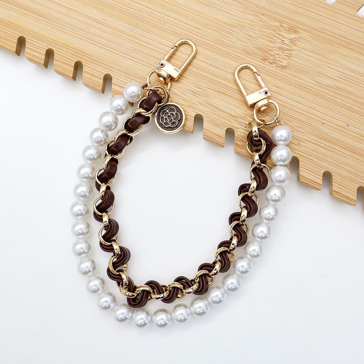 Chic Pearl-Chain Eyewear Holder Acalora