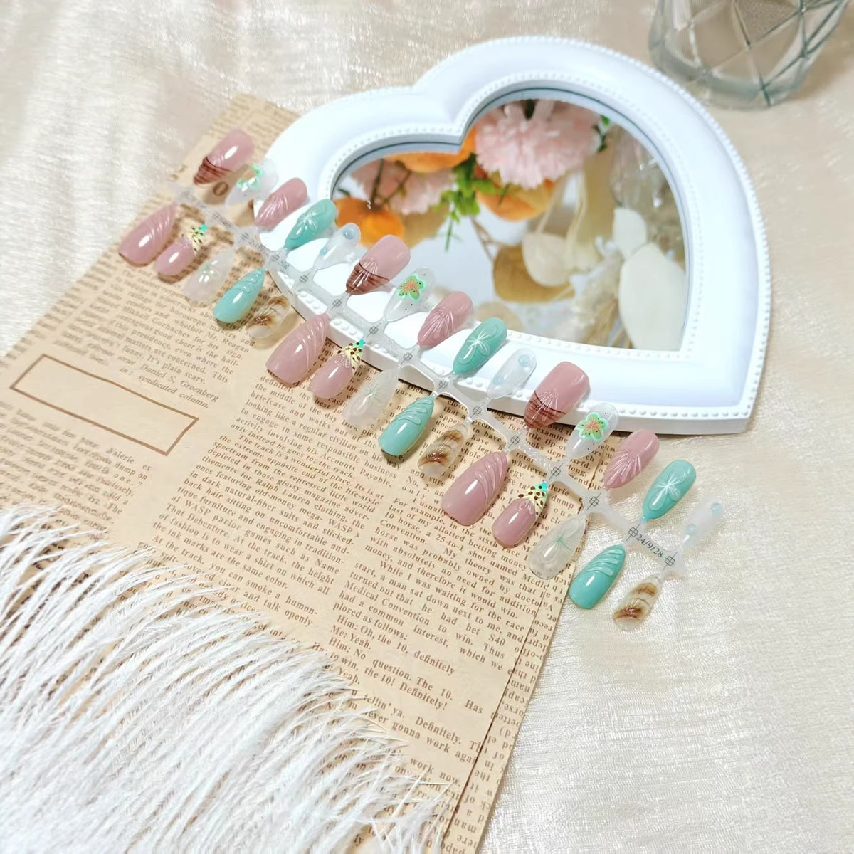 Artificial nail set with exquisite floral designs and shimmering effects Acalora