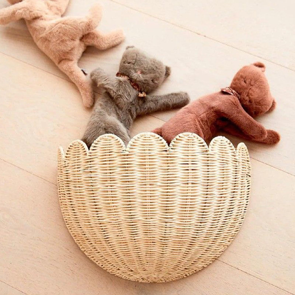Handcrafted Basket in Shell Design Acalora