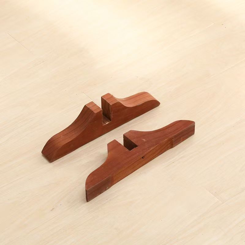Wood shoe supports Acalora