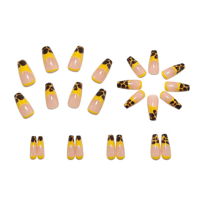 Fashionable leopard look artificial nails Acalora