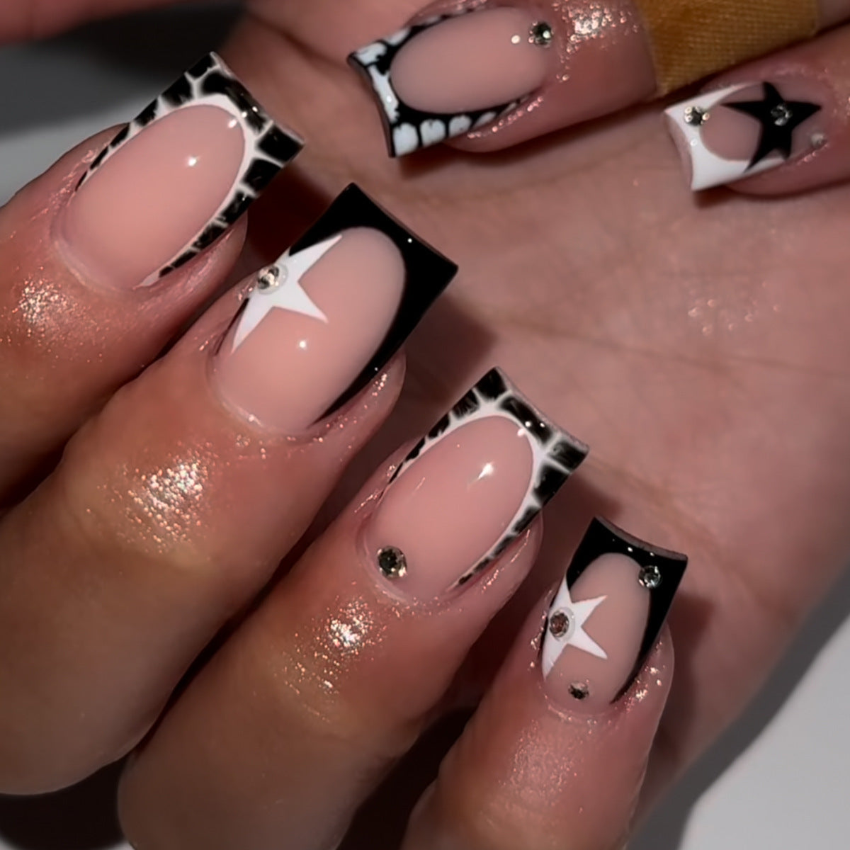 Elegant Artistic Press-On Nail Art Set Acalora