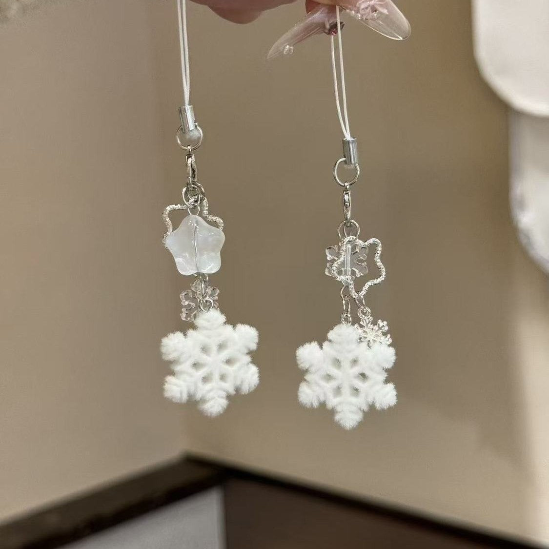 Winter-Themed Mobile Phone Charm Acalora