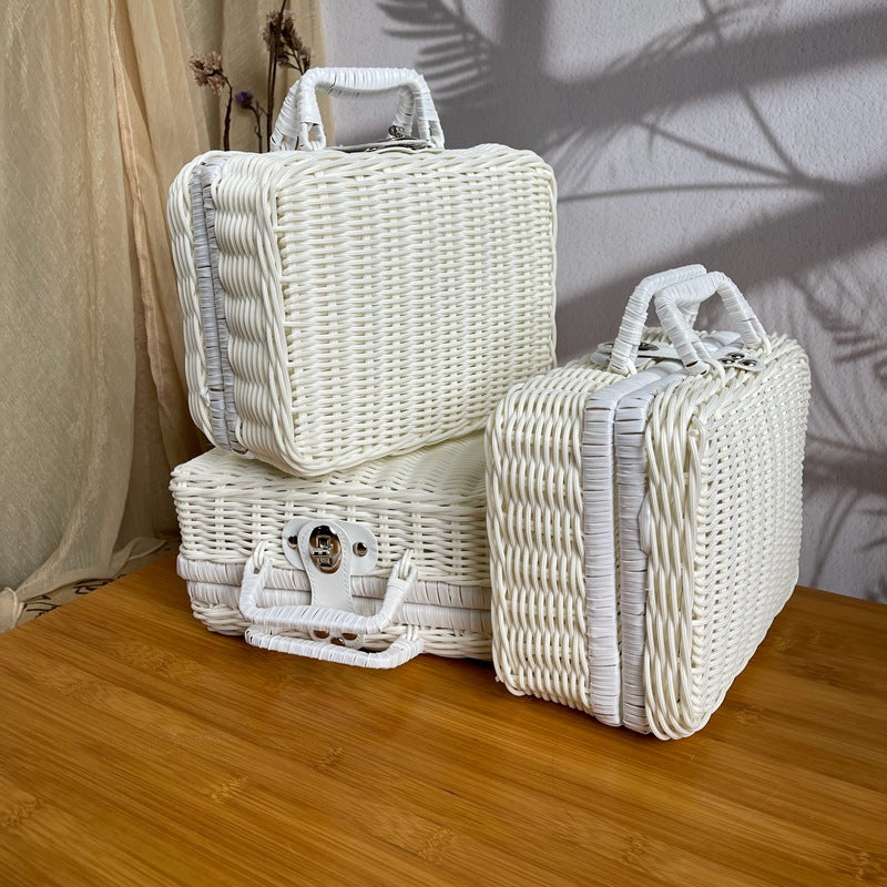 Women elegant handbag made of woven material Kalsten