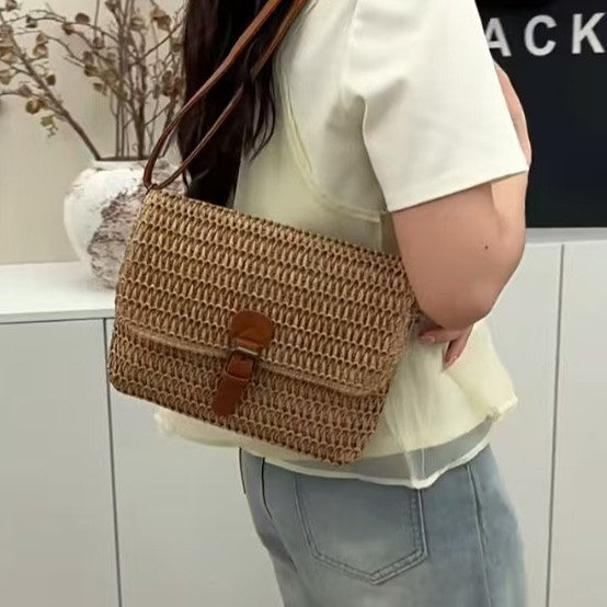 Handbag made of woven natural material with leather accents Bowlift