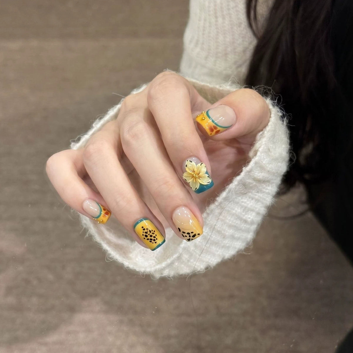 Floral Themed Press-On Nail Art Set Acalora
