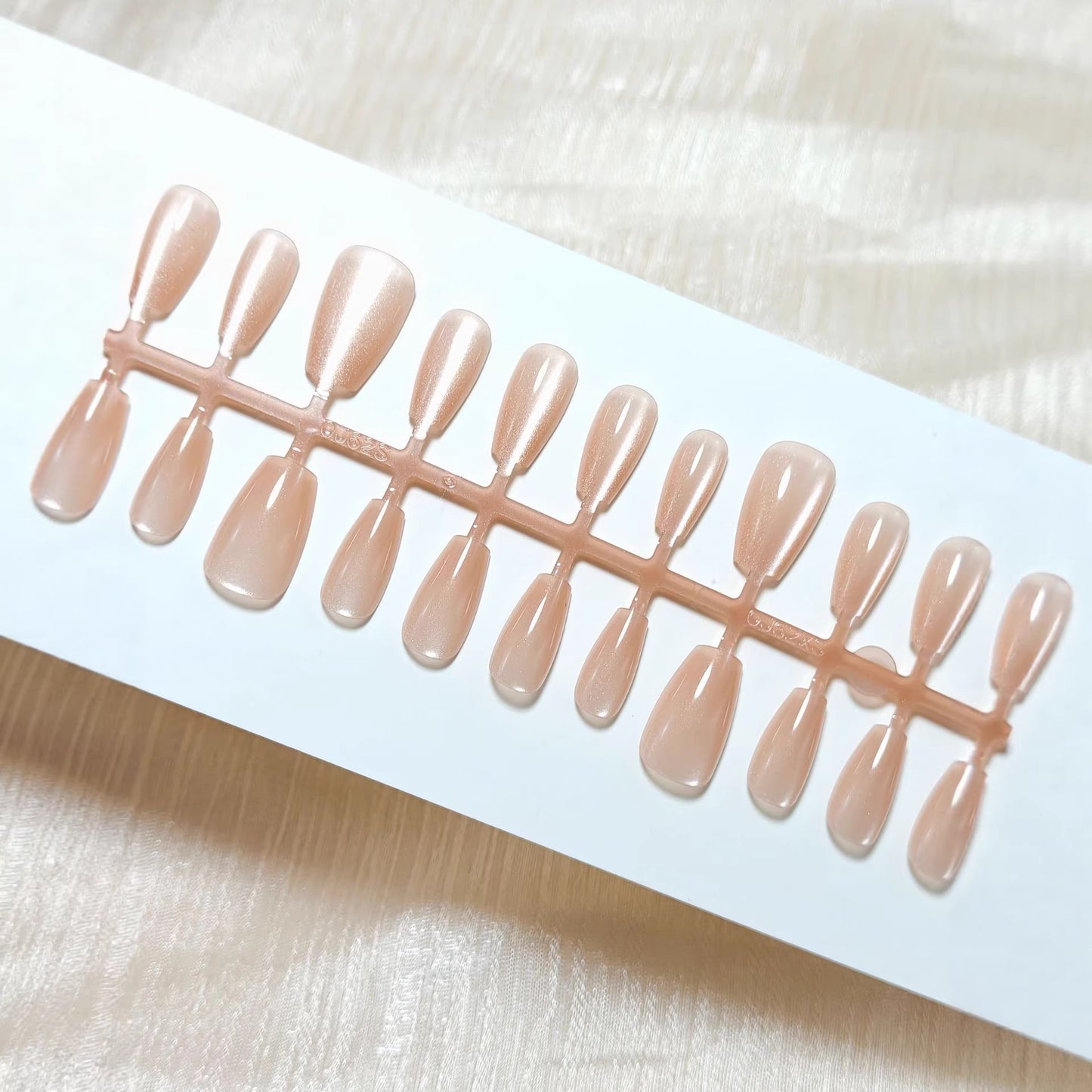 Artificial nails in the elegant nail art set Acalora