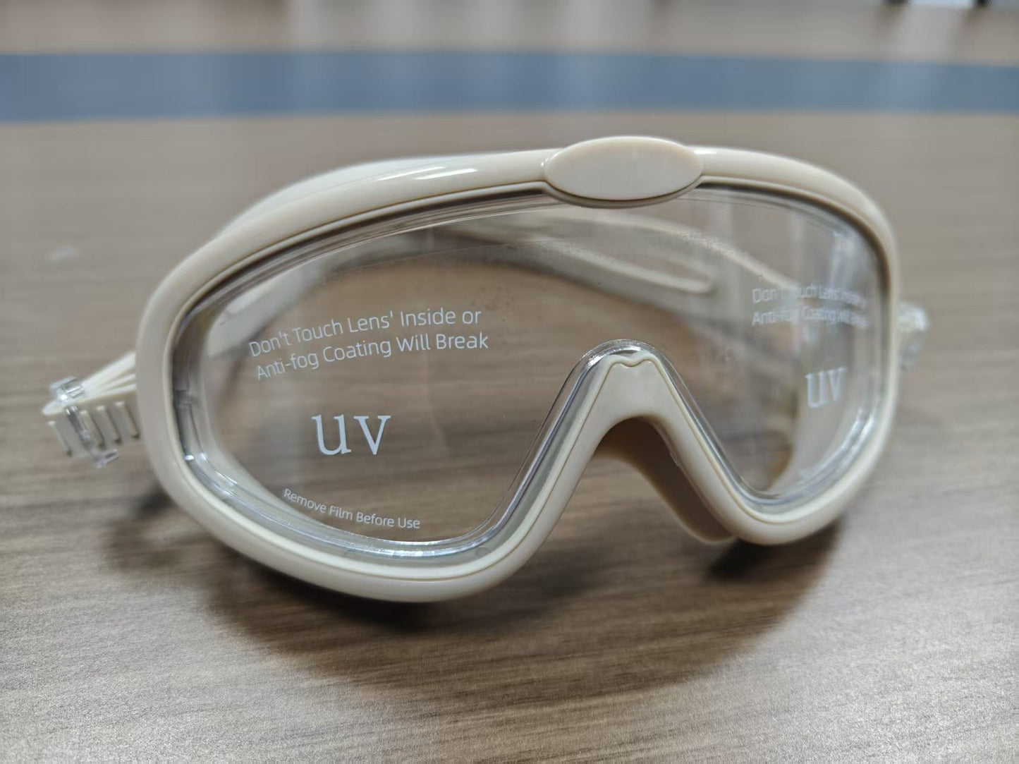 Swimming mask with wide field of vision and UV protection Bowlift