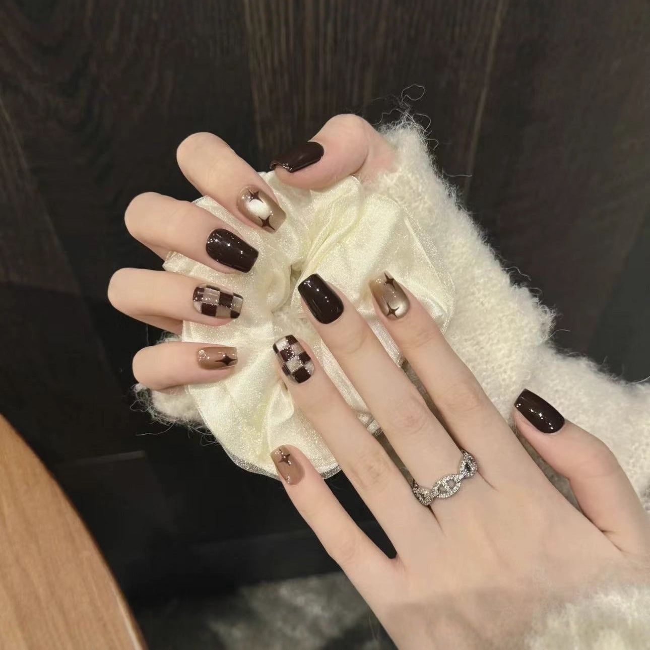Artificial nails with modern geometric patterns Acalora