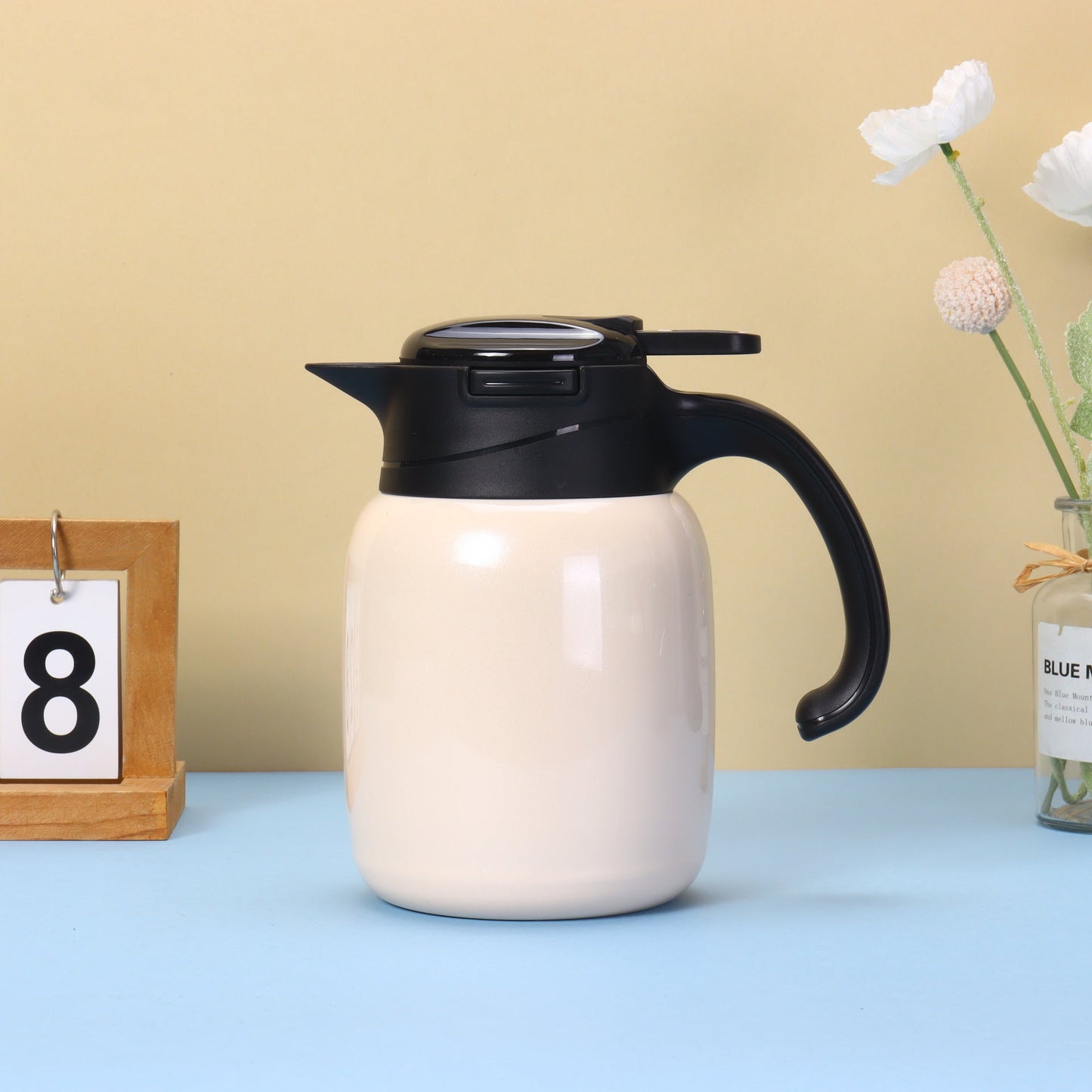 Ladies thermal carafe with practical spout and double-walled technology Bowlift