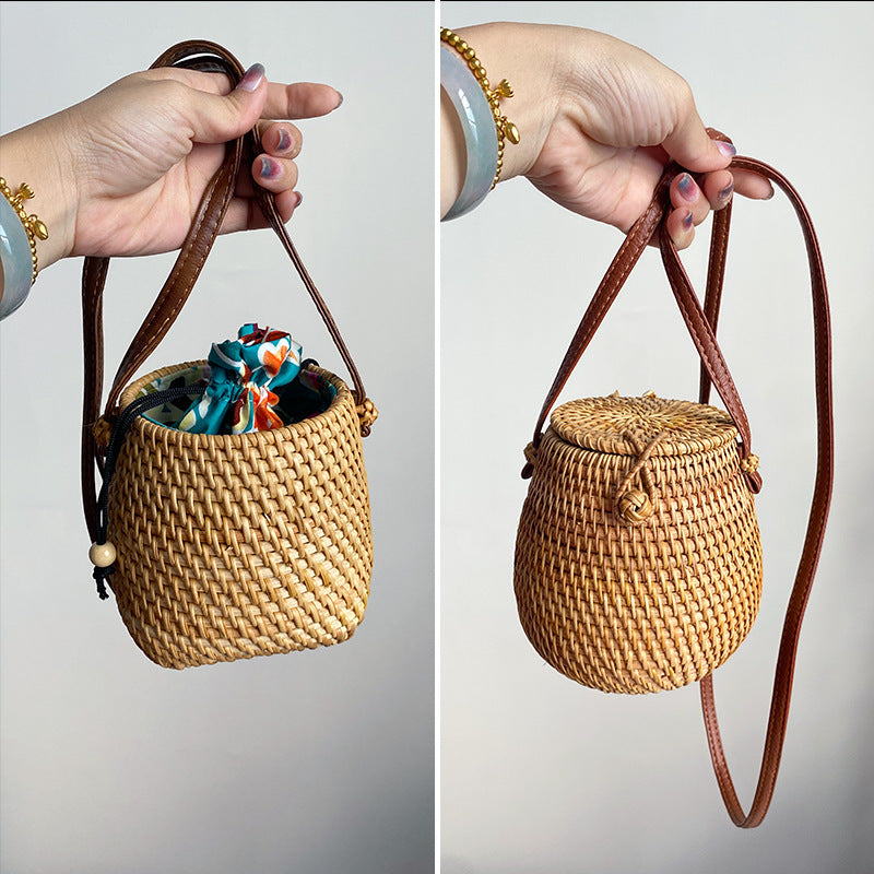 Handwoven basket with leather handle Acalora