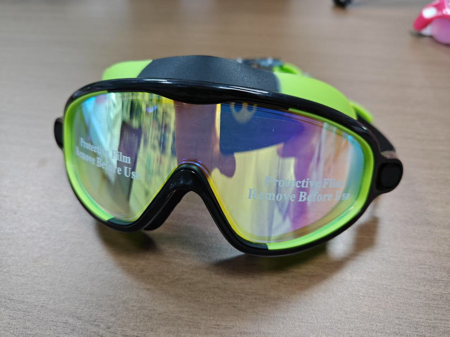Swimming mask with wide field of vision and UV protection Bowlift