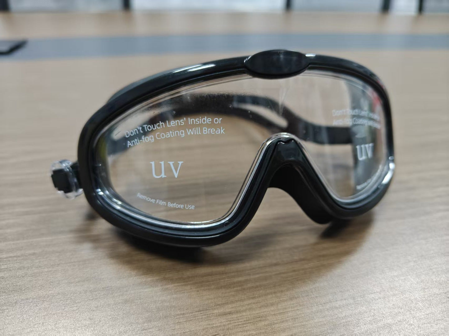 Swimming mask with wide field of vision and UV protection Bowlift