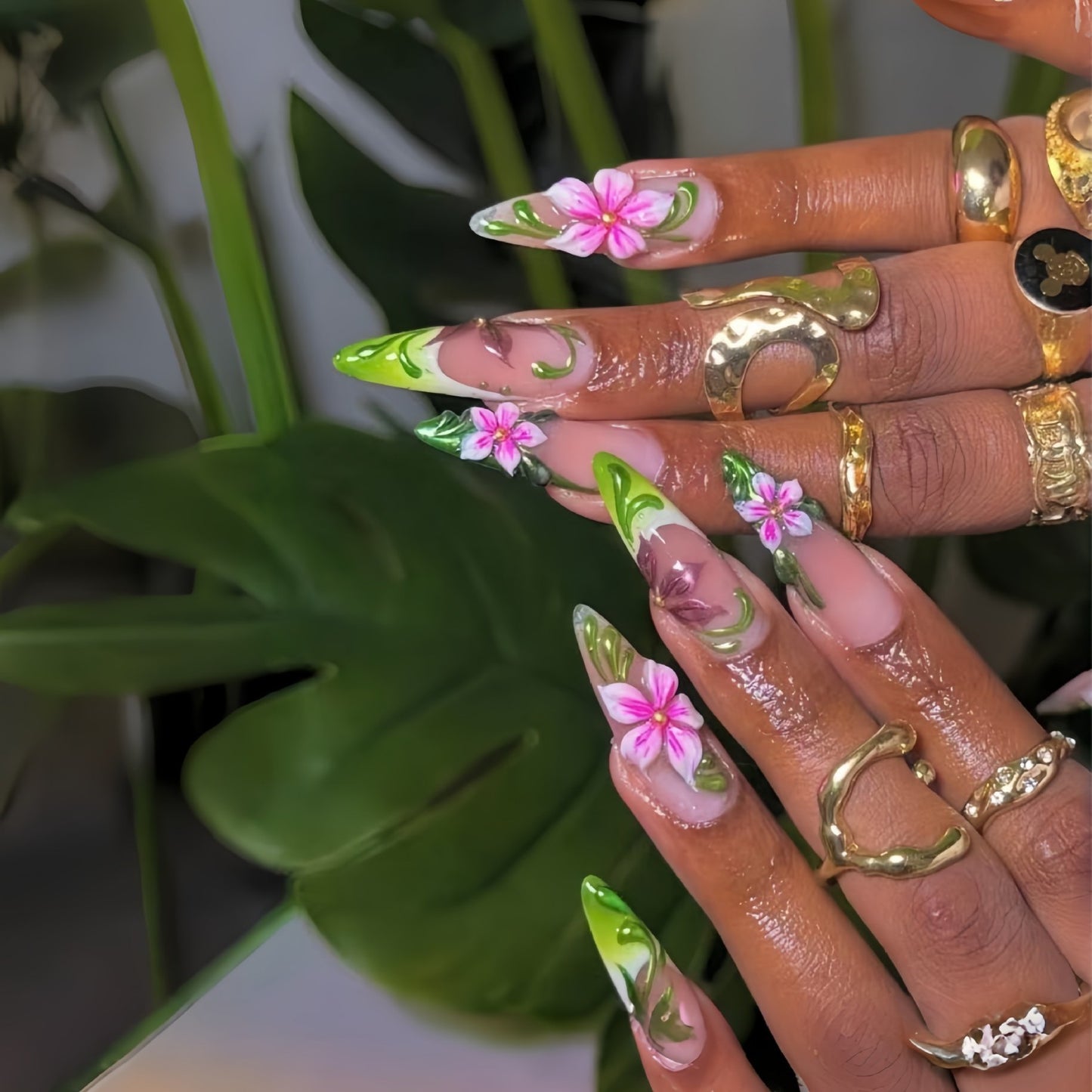 Artificial nails with intricate floral pattern and elegant gradient Acalora
