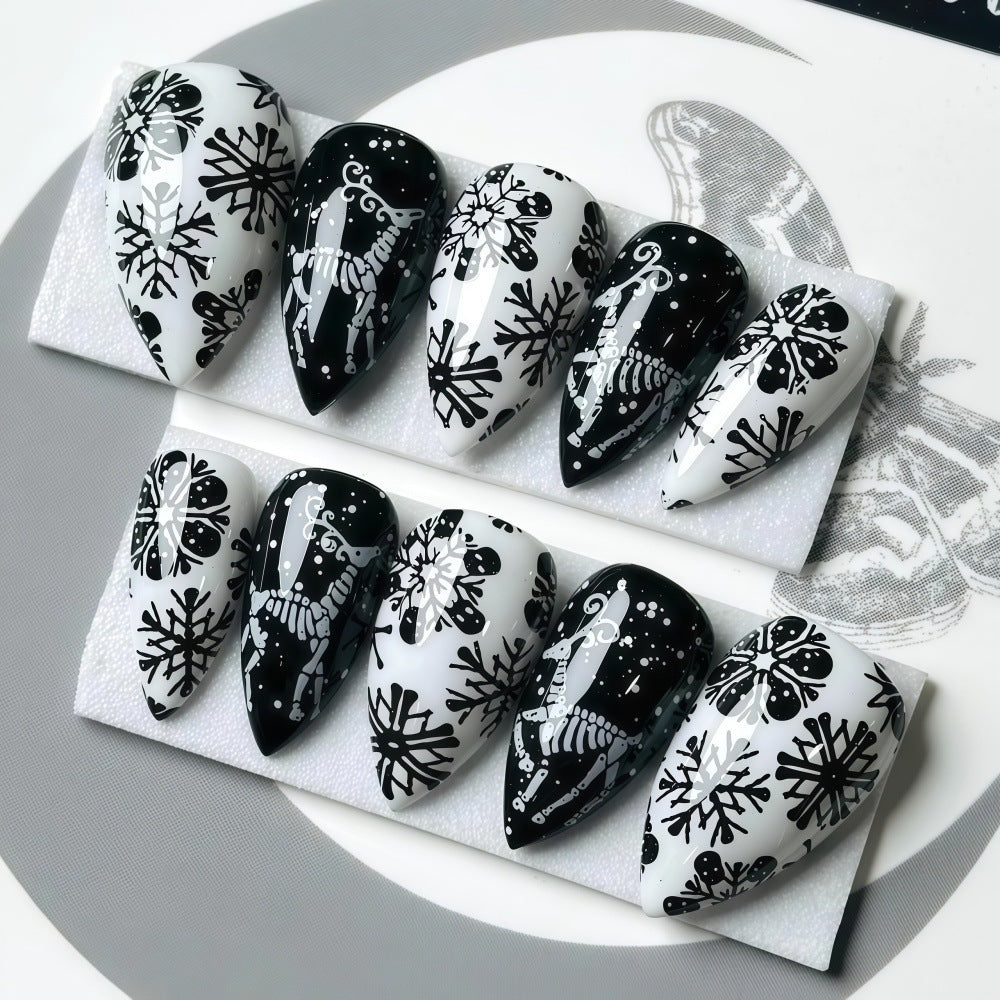 Artificial nails in a unique winter design with snow and reindeer motifs Acalora