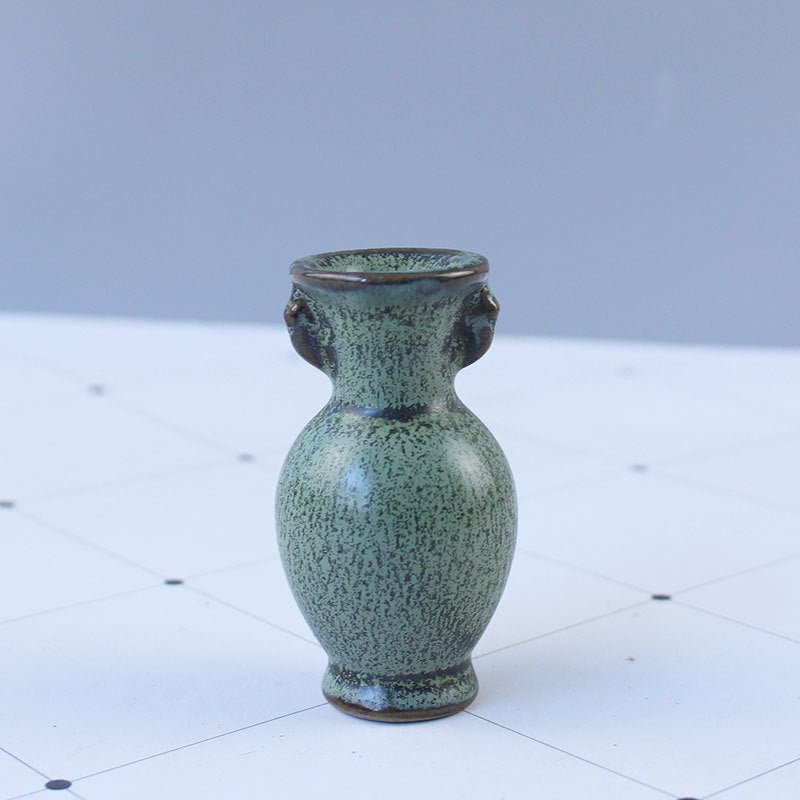 Elegant ceramic vase with artistic design Acalora