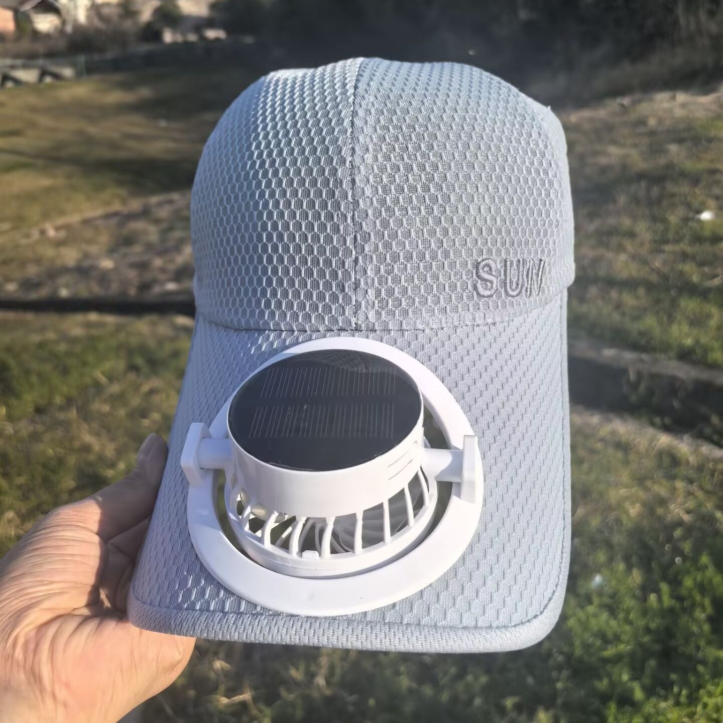Ventilated baseball cap with detachable rechargeable fan Bowlift