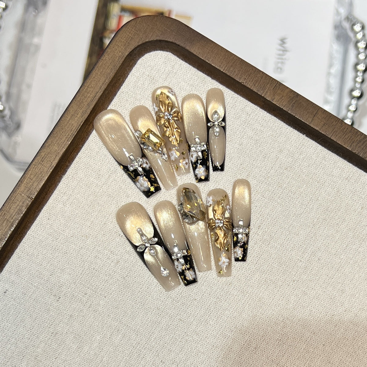Elegant Decorative Press-On Nail Art Set with Rhinestone and Floral Accents Acalora