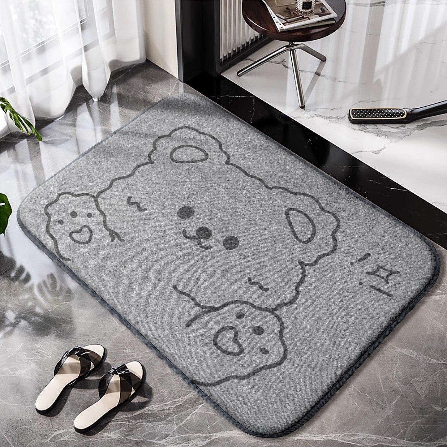 Non-slip bathroom rug with charming design