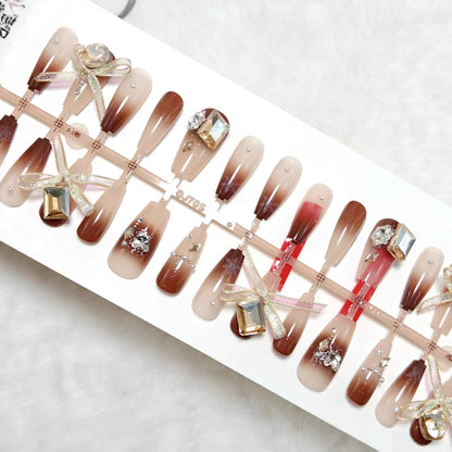 Artificial nails with luxurious design and elegant decorations Acalora